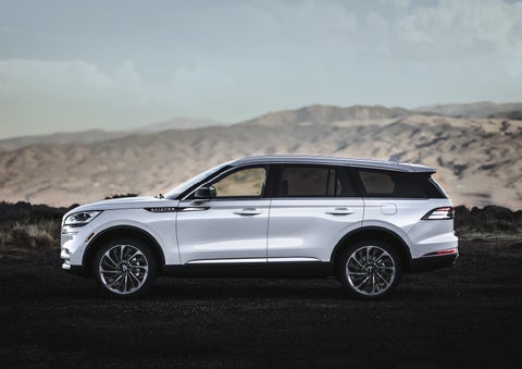 A Lincoln Aviator® SUV is parked on a scenic mountain overlook | Lexington Park Ford Lincoln in California MD
