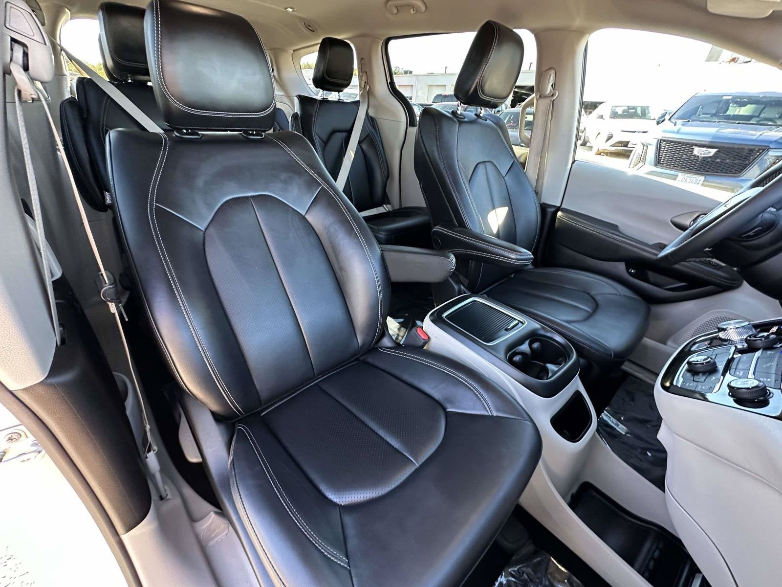 2024 Chrysler Pacifica Hybrid Select