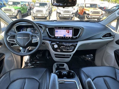2024 Chrysler Pacifica Hybrid Select