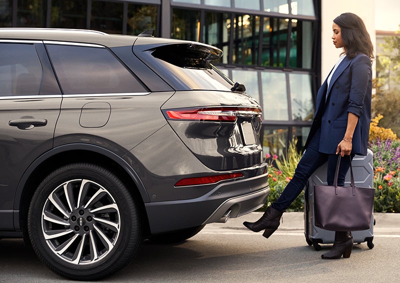A woman with her hands full uses her foot to activate the available hands-free liftgate. | Lexington Park Ford Lincoln in California MD