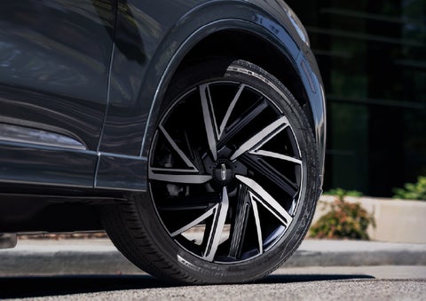 The wheel of the 2026 Lincoln Aviator® SUV is shown slightly angled out | Lexington Park Ford Lincoln in California MD