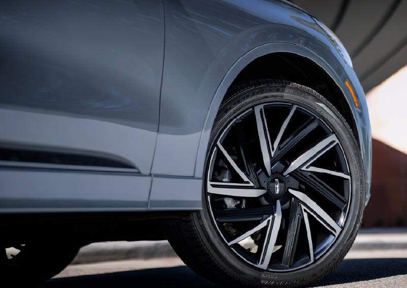 The wheel of the 2027 Lincoln Aviator® Black Label™ SUV is shown slightly angled out. | Lexington Park Lincoln in California MD